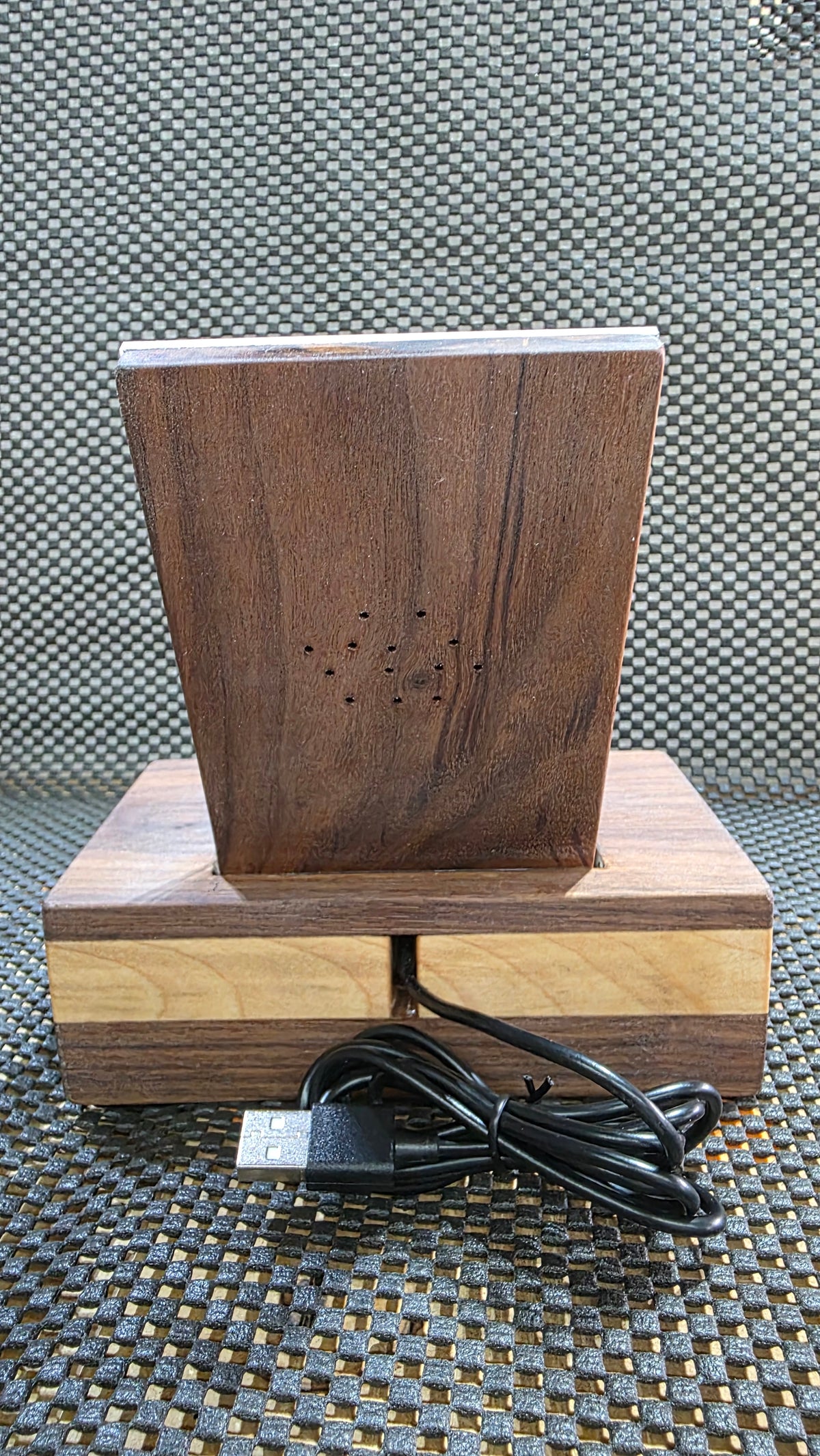 Lofi Plinth – Wooden Wireless Phone Charger & Acoustic Amplifier