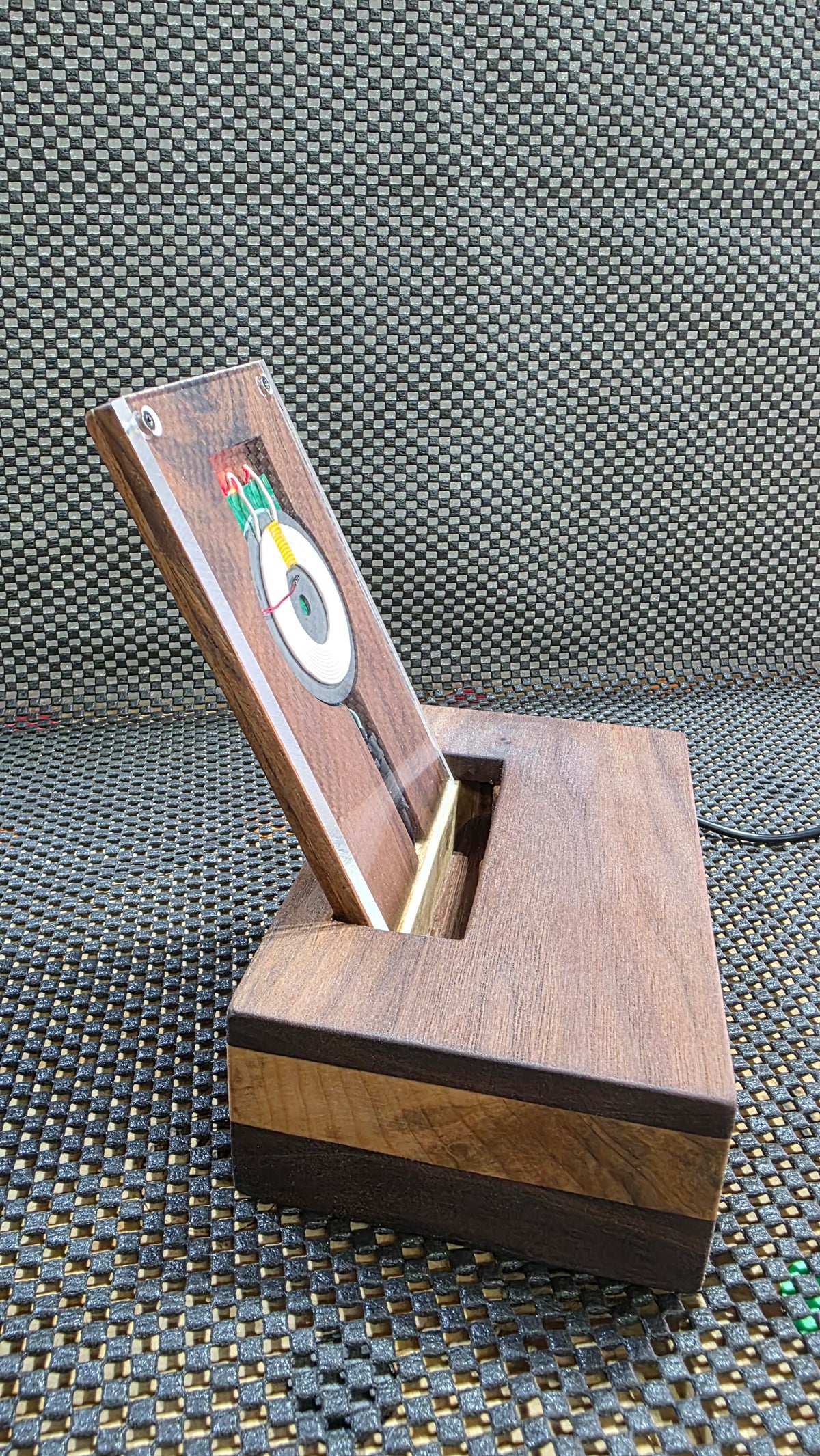 Lofi Plinth – Wooden Wireless Phone Charger & Acoustic Amplifier