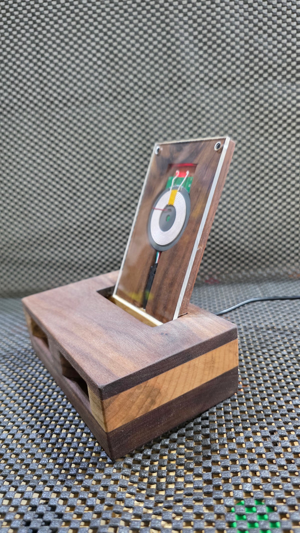 Lofi Plinth – Wooden Wireless Phone Charger & Acoustic Amplifier